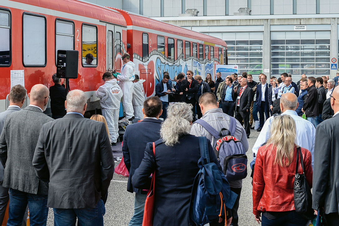 Важнейшей частью Mobility Cleaning Circle стала экскурсия по выставке, которая включала и демонстрацию работы профессионалов DB Services GmbH, показавших участникам этого мероприятия технологию удаления граффити